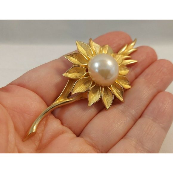 Vintage Ambras Fine Jewelry Co Large Faux Pearl Gold Tone Flower Pin Brooch - Picture 8 of 10